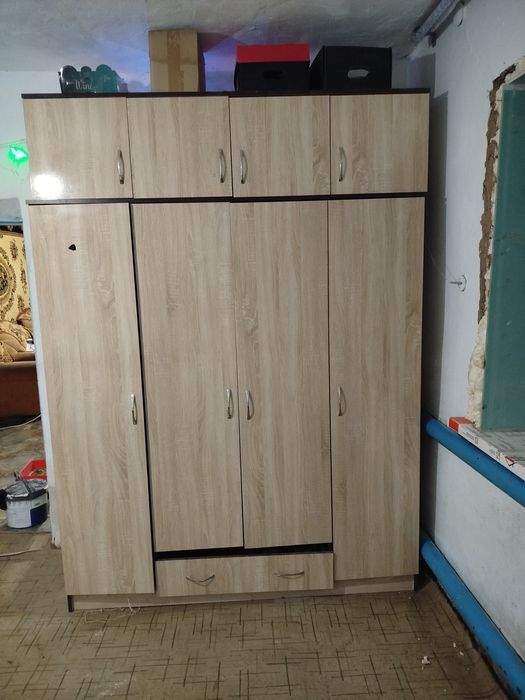 Продается вместительный шкаф с антресолями