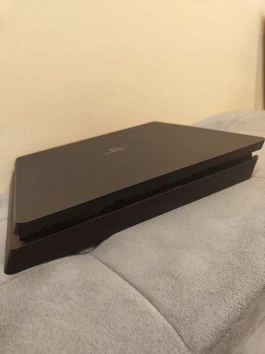 Продавам ps4 с външна памет,2джойстика,7игри