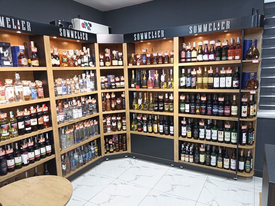 Полки для магазинов и аптек и для других торговых помещений.