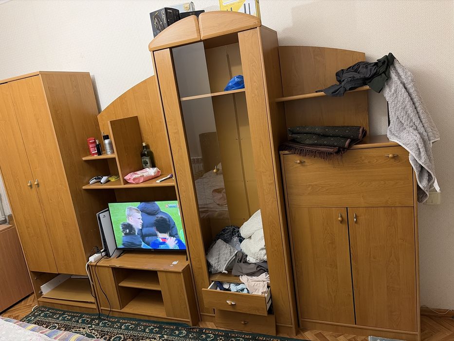 Старый мебель и стол раскладной