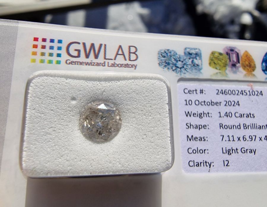 Натурален брилянт. 1.40 карата, Fansy Grey.