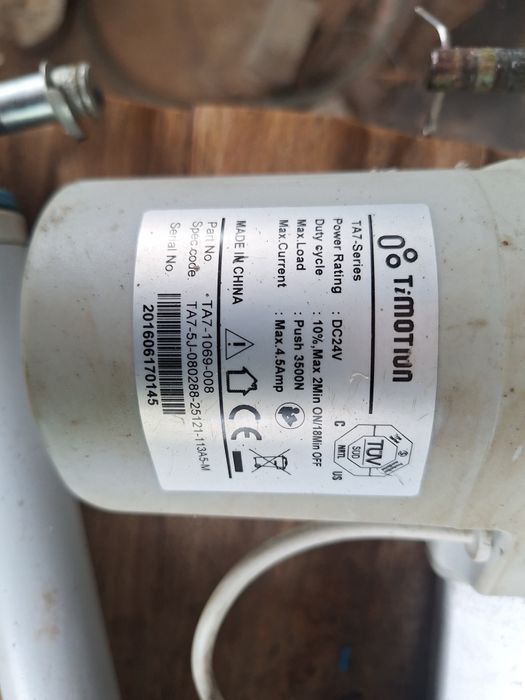 Motoare cu ax telescopic pentru porți, trape, etc