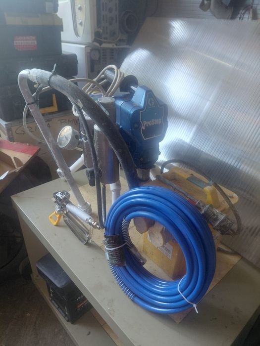 Vând pompă airless graco pc 390.alimentarepresiune de lucru 250 bar120de volți  ideală pt șantier  !