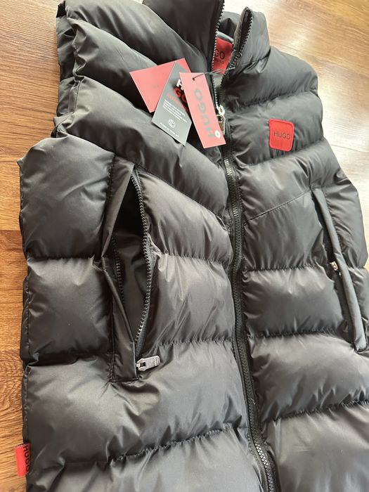 Мъжки,черен елек Hugo BOSS с бродирано лого и двойни джобове