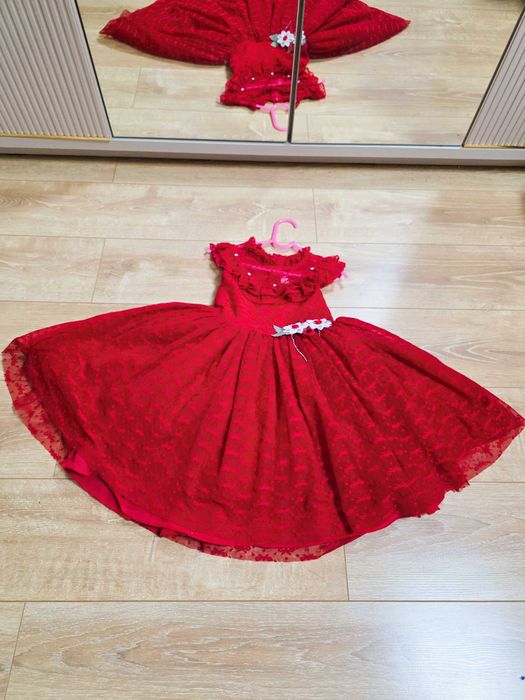 Rochie mărimea 122 ,de ocazie, roșie, fete 7 ani, voluminoasă