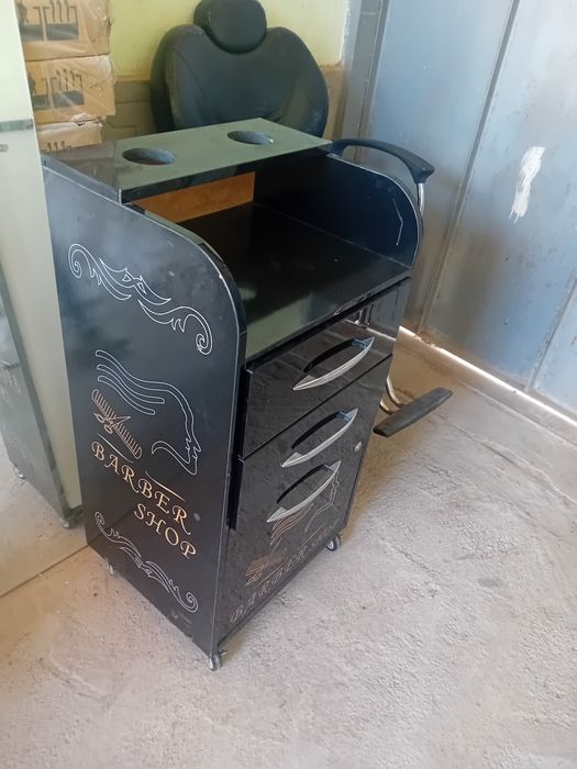 Срочно продам кресло и тумбочка для салона. Б/у.