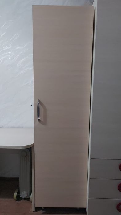 Продам срочно шкаф пенал