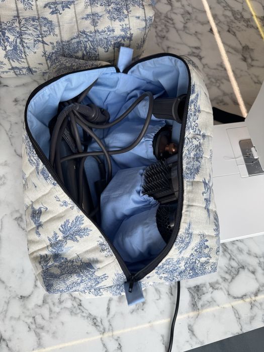 Geantă organizatoare pentru ustensile de coafat precum Dyson Airwrap