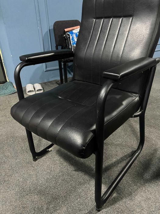 Ofis uchun sifatli stol va 6 ta qulay charm kreslolar sotiladi!