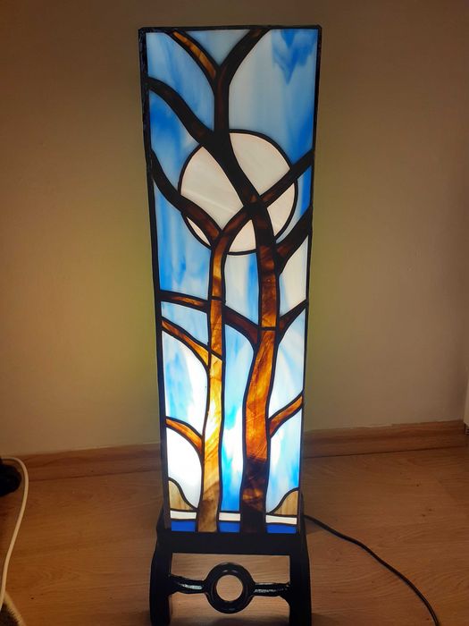 Lampa de podea sí o veioza superba.