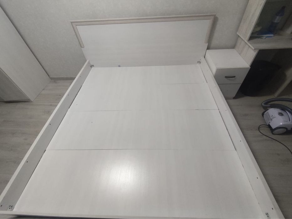 Продам кровать 180*200 без матраса