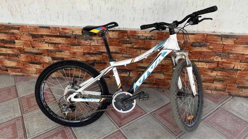 Спортивный белый велосипед