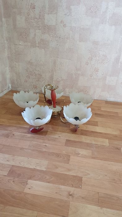 Отдам люстру, работают все лампочки.