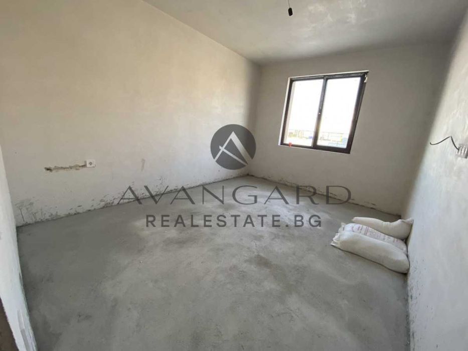 оф.24514 Изгодно! Обширен тристаен/ Остромила