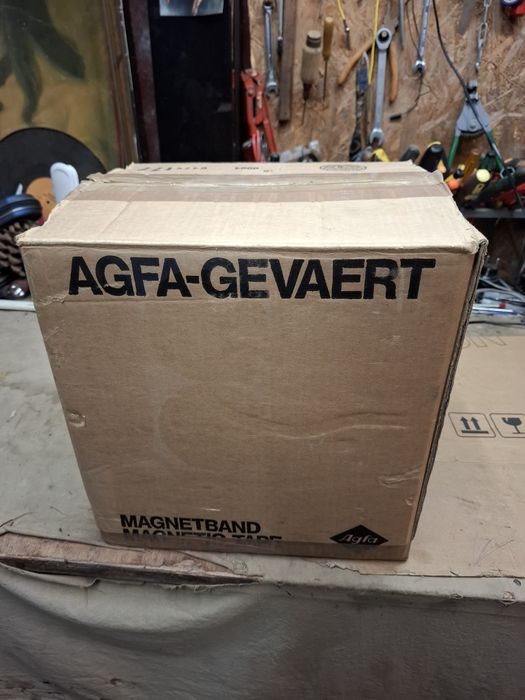 Продавт се метални ролки и ленти за ролков магнетофон на AGFA.