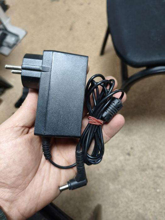 19 volt 2.1 amper zaryatchik orginal