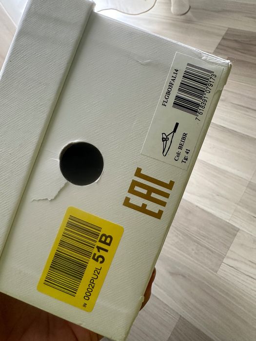 Vand Saboti firma Guess originali