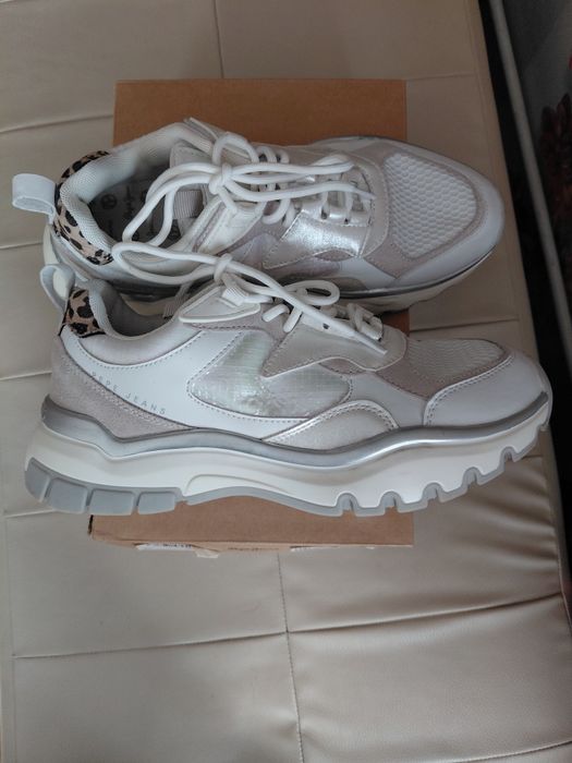 Дамски маратонки номер 39