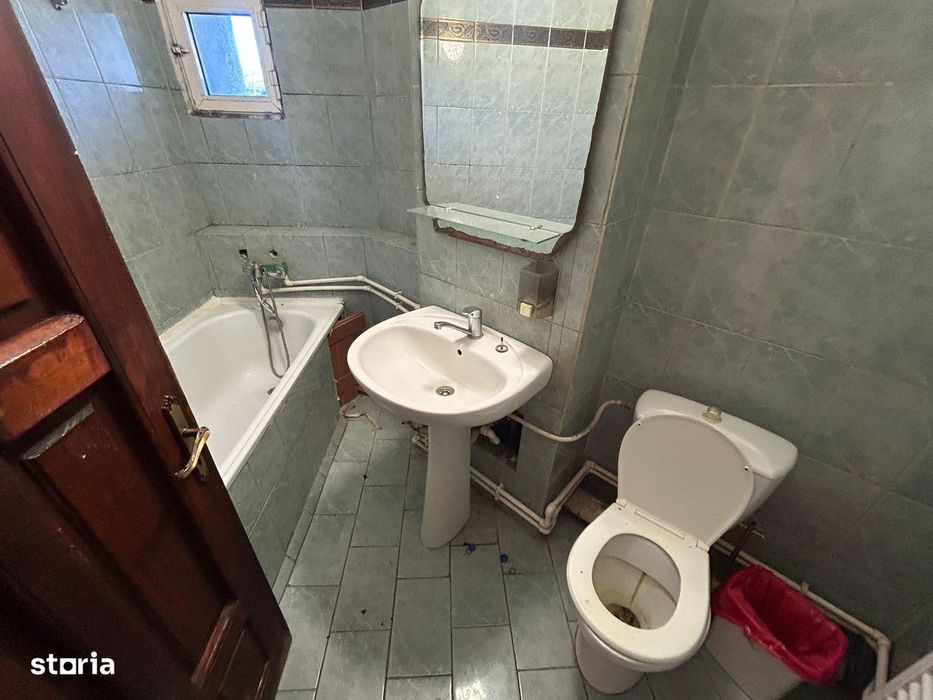 Gara-Bcr 3 Camere Decomandate 82 Mp.  2 Bai, 2 Balcoane, Etaj 2, Liber
