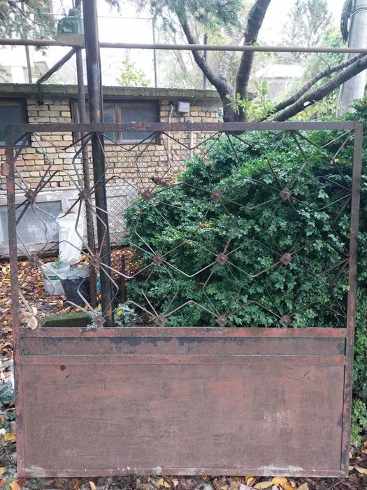 Метална дворна порта с две крила