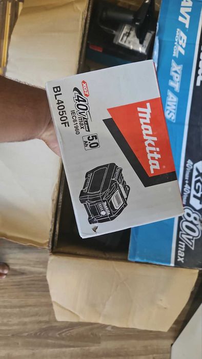Продавам Makita HM002G – акумулаторен къртач XGT 40V Max x2 (80V Max), SDS-MAX + зарядно и 2 батерии