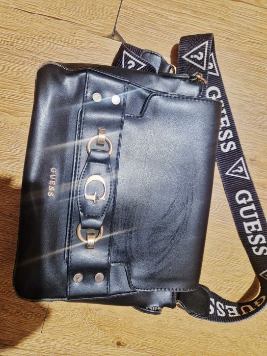 Чанта на Guess използвана с леки забележки