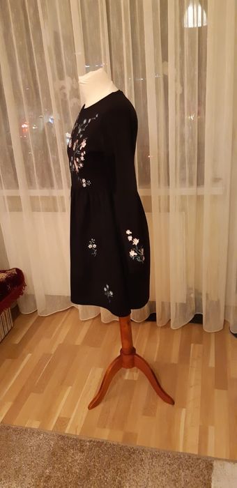 Vand rochii de ocazie sau casual