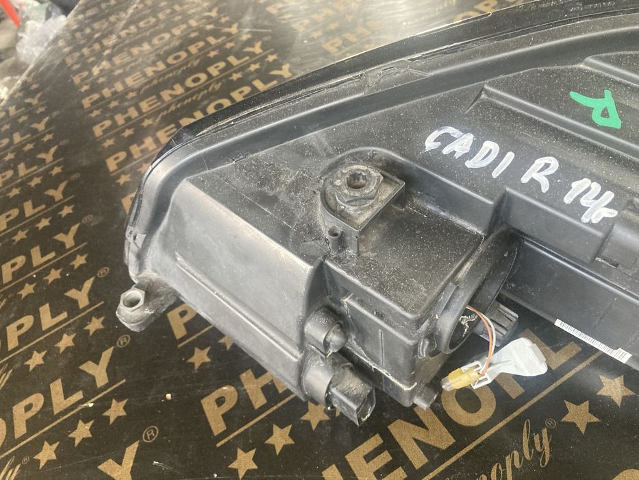 Vw Caddy 2012 година Десен Фар