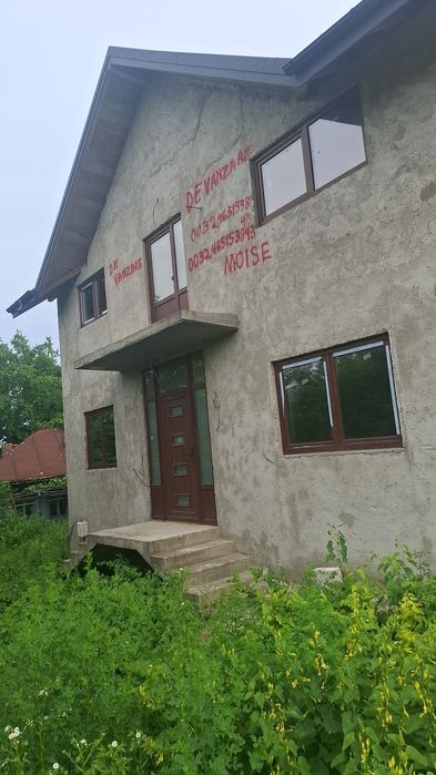Casa de vanzare la rosu