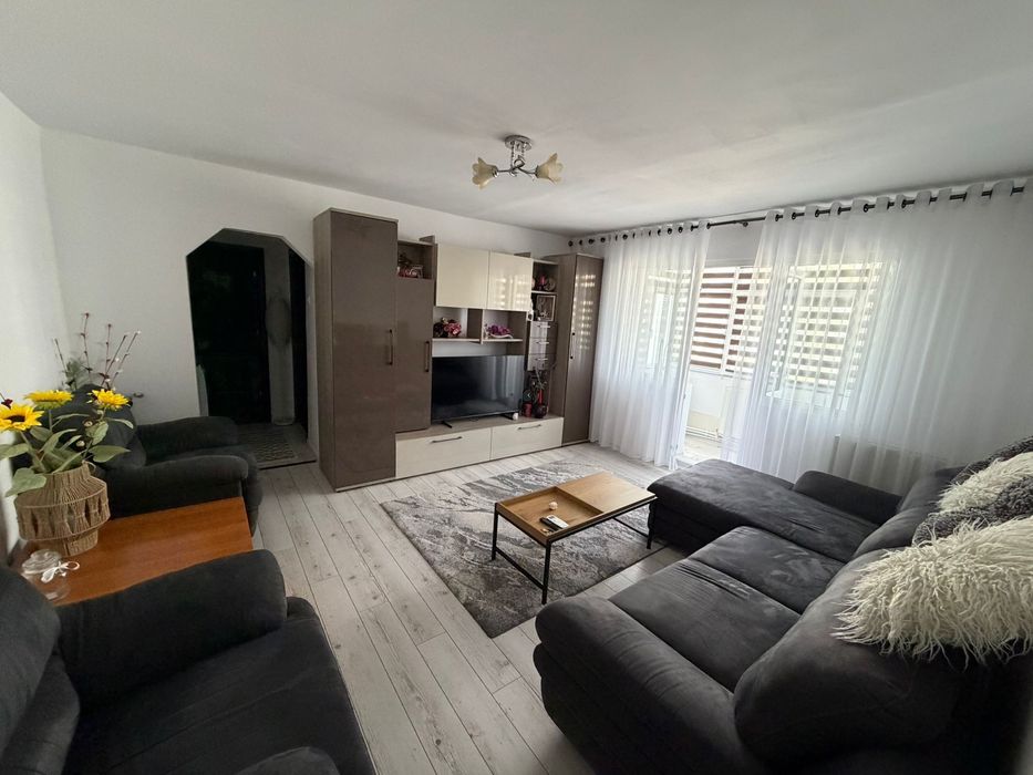 Vând apartament 3 camere in Berca