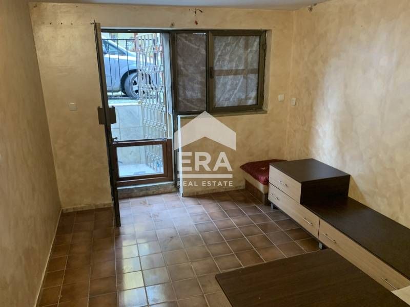 Изключителна ВЪЗМОЖНОСТ! Търговско ПОМЕЩЕНИЕ в Идеален ЦЕНТЪР на гр. Б