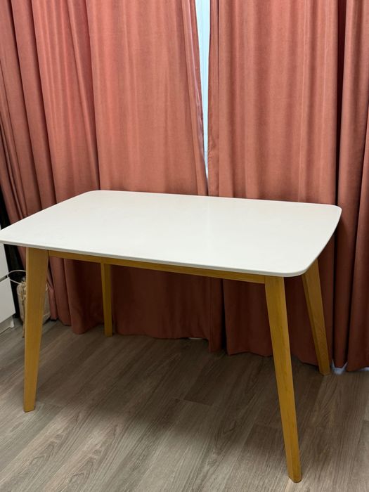 Бяла трапезна маса