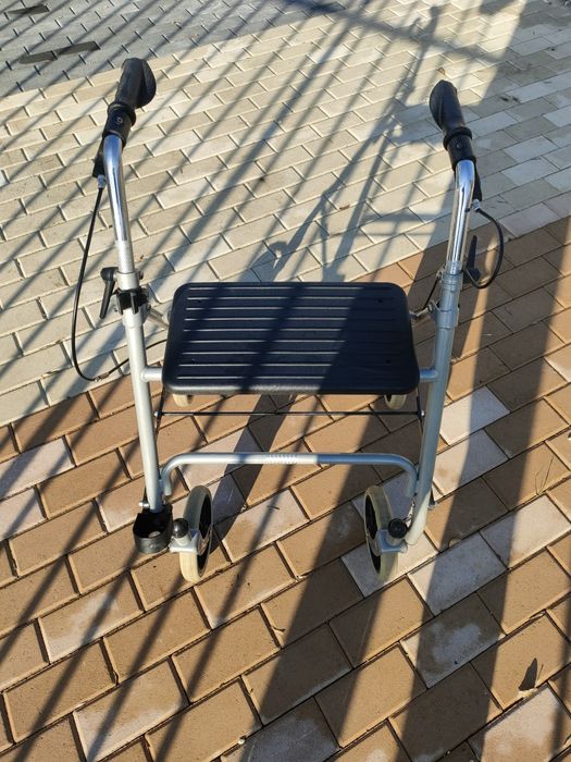 Vând rolator / cadru de mers cu 4 roți, potrivit pentru persoane în vâ