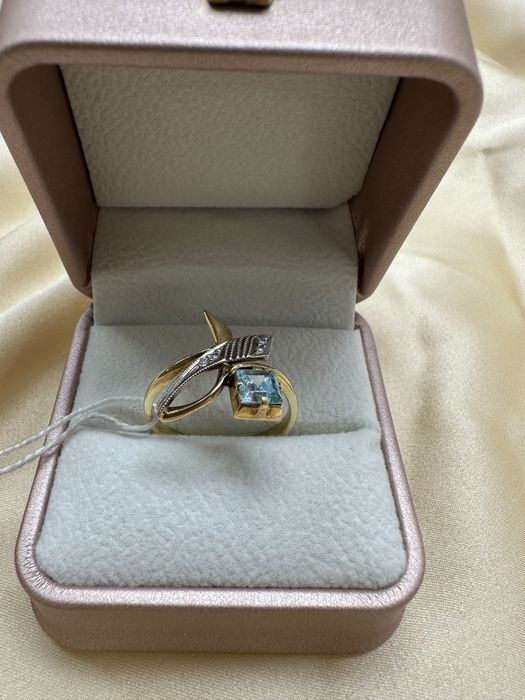 Золотое кольцо с фианитами