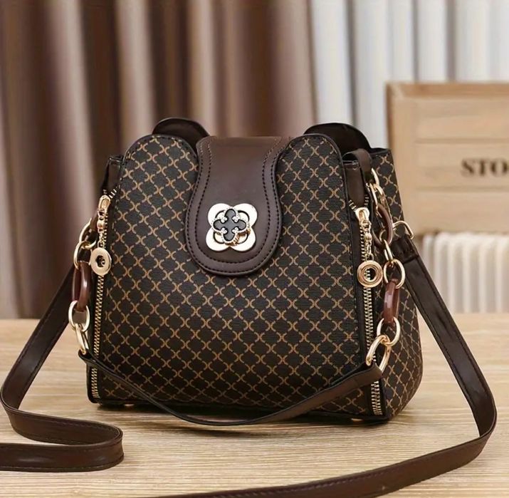 Малка дамска чанта през рамо