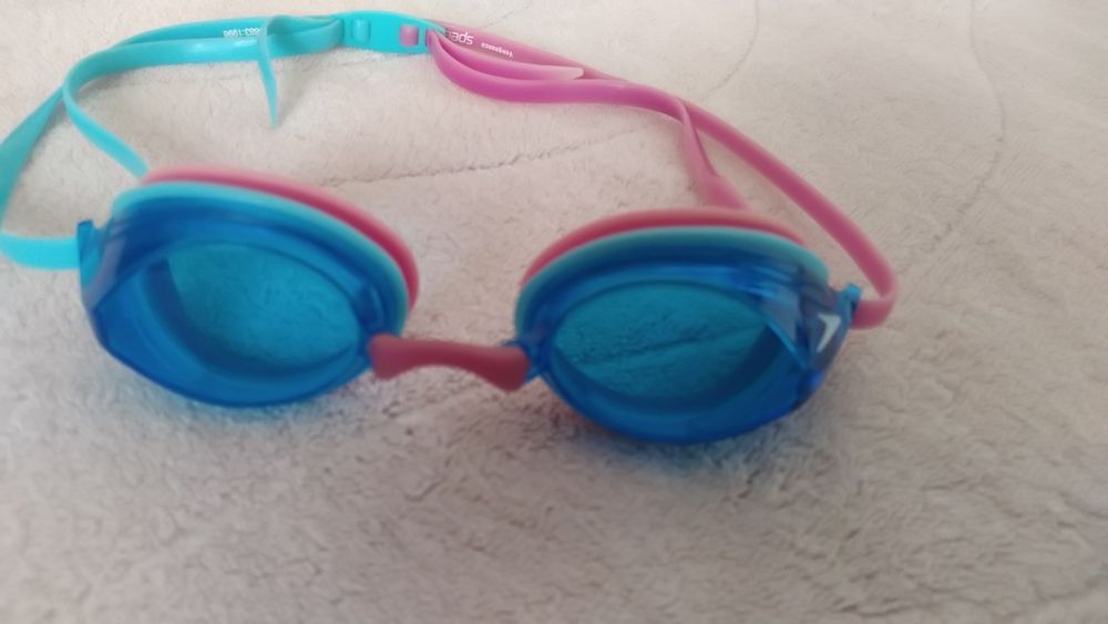 Детски плувни очила различни модели.