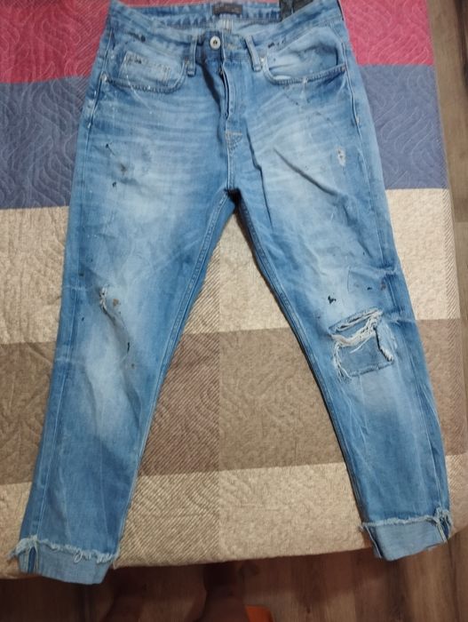 Vand patru perechi de blugi sunt originali îi dau de oare ma strang