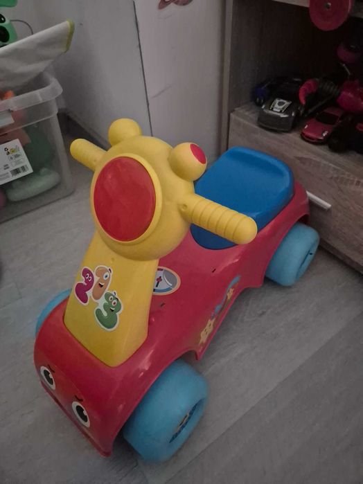 Това е детски мотор / скутер за бутане с крачета Baby Clementoni (My First Scooter )