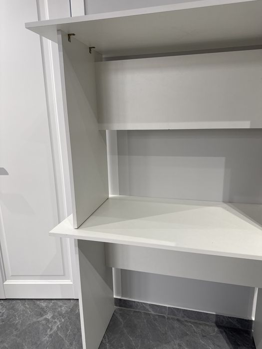 Продам столы белые