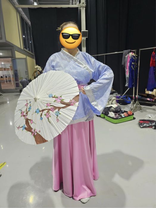 Китайский костюм с зонтиком