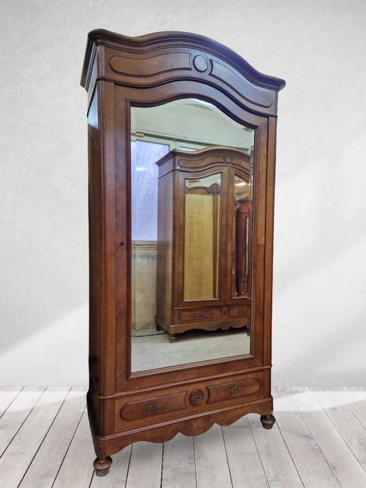 Елегантен двукрилен гардероб изработен от масивен орех