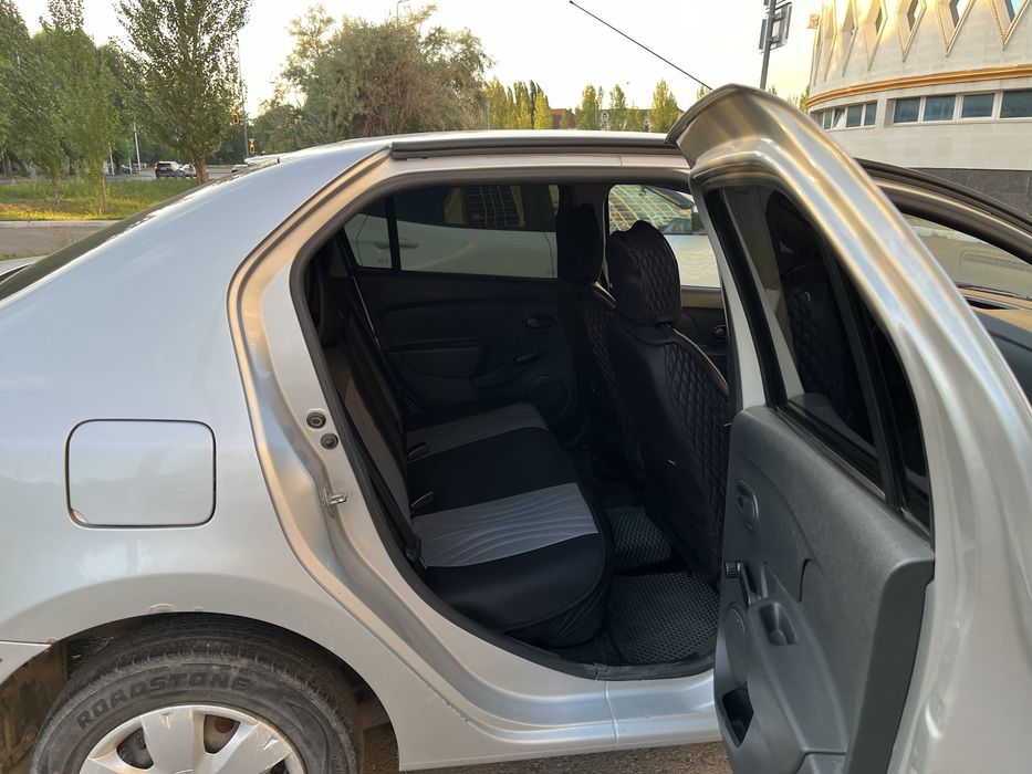 Машина Renault Logan