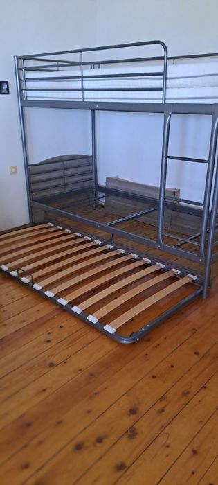 Двуетажно легло с трето допълнително легло на колелца