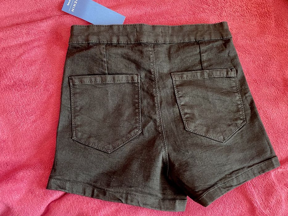 Pantaloni scurți talie înaltă