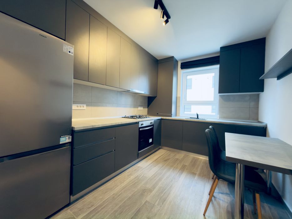 Apartament cu 3 camere la prima chirie in zona Tractorul,et 7/10