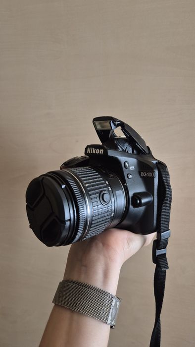 фотоапарат Nikon D3400 с обектив Nikon AF-P DX NIKKOR 18–55mm.