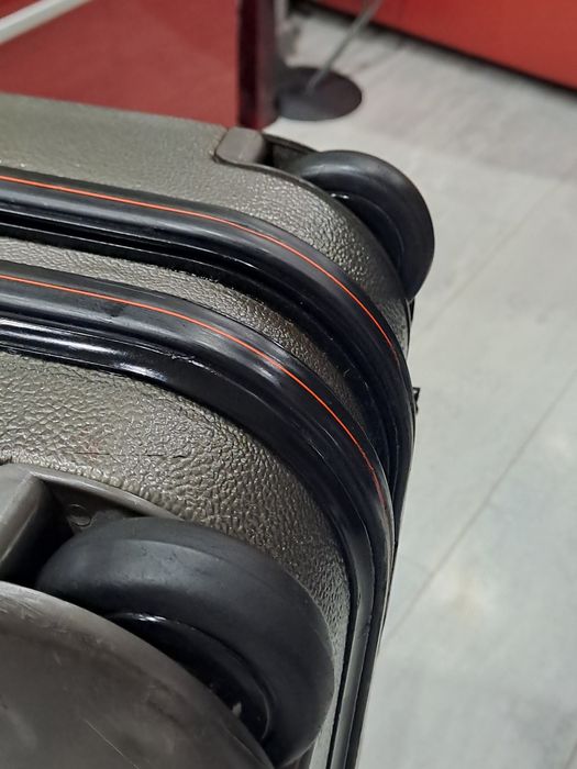 Френски твърд куфар DELSEY с колела и шифър