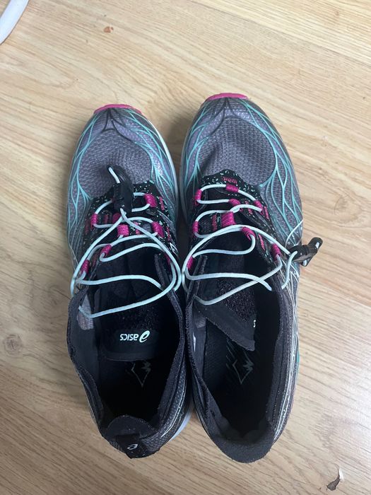 Маратонки Asics за планинско бягане