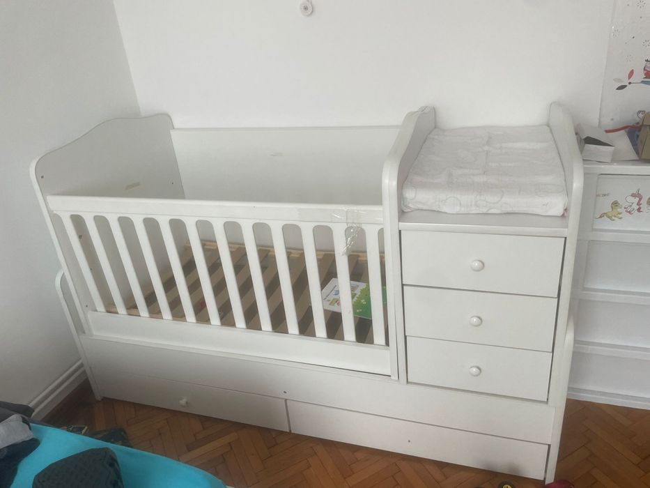 Patut copii cu masa de infasat si noptiera