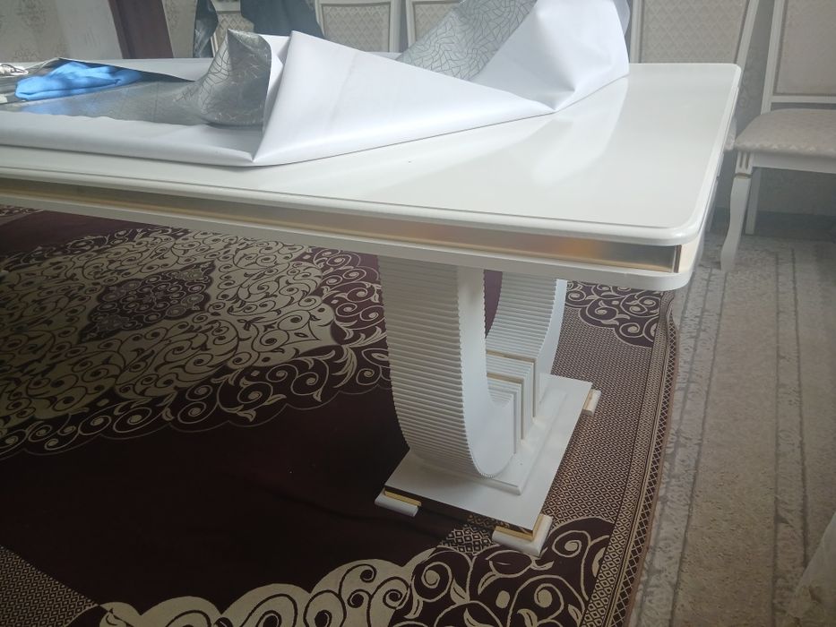 Стол со стулями в зал